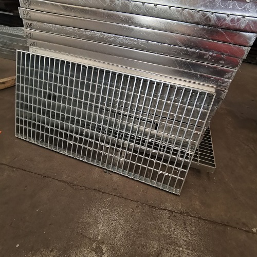 車庫(kù)耐用焊接鋼格板鋼格柵應(yīng)用和優(yōu)勢(shì)